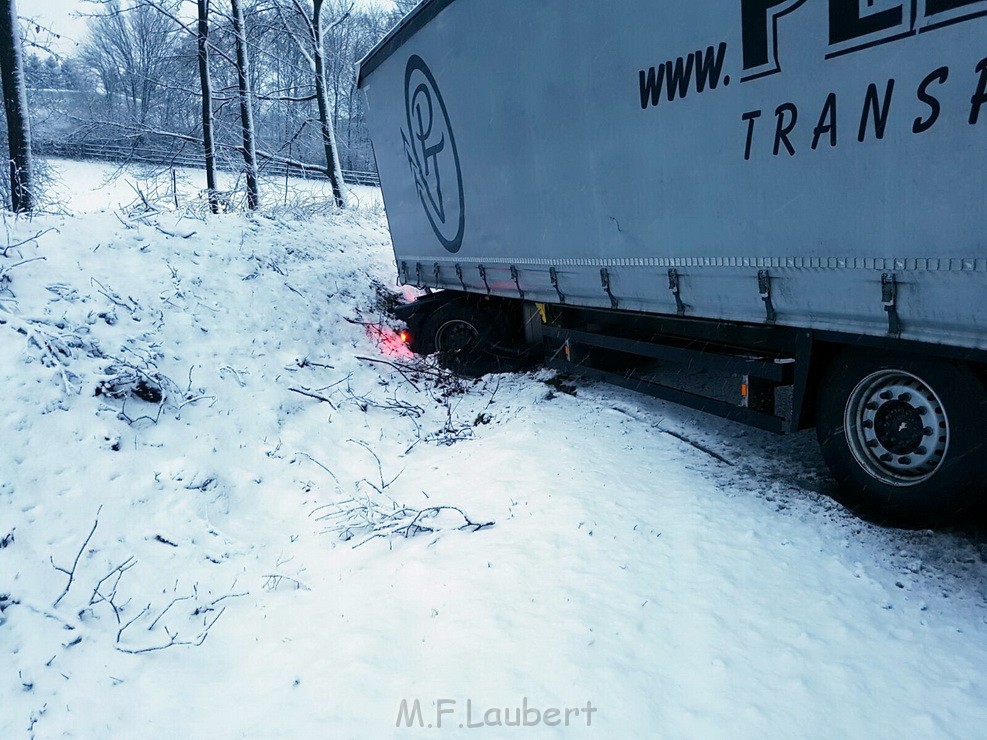 LKW rutscht in Boeschung Bergneustadt Pa P05.jpg